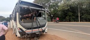 Video: fuerte choque entre colectivo y un automóvil dejó un herido en Villa Elisa - Nacionales - ABC Color