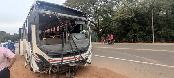 Video: fuerte choque entre colectivo y un automóvil dejó un herido en Villa Elisa - Nacionales - ABC Color