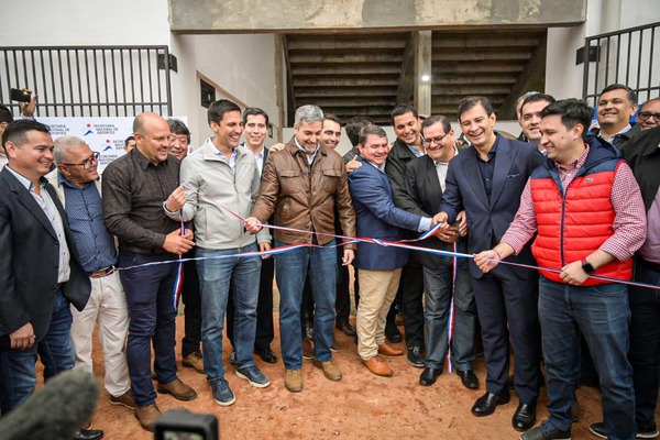 Mario Abdo presente en la inauguración de la primera etapa de las obras del estadio de Caaguazú