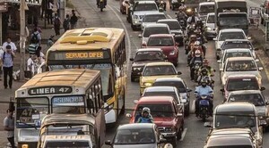 Diario HOY | Crisis del transporte: solo 17% usa bus, y con atascos vehículos andan a 5 km/h en horas pico