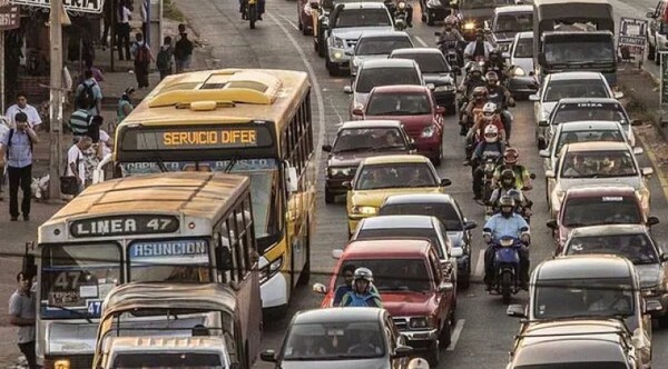 Diario HOY | Crisis del transporte: solo 17% usa bus, y con atascos vehículos andan a 5 km/h en horas pico