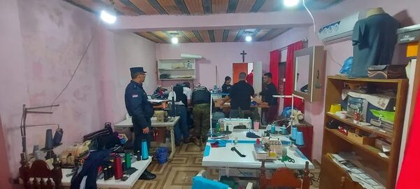 Allanan taller donde se habrían confeccionado uniformes policiales a “piratas” del asfalto - ABC en el Este - ABC Color