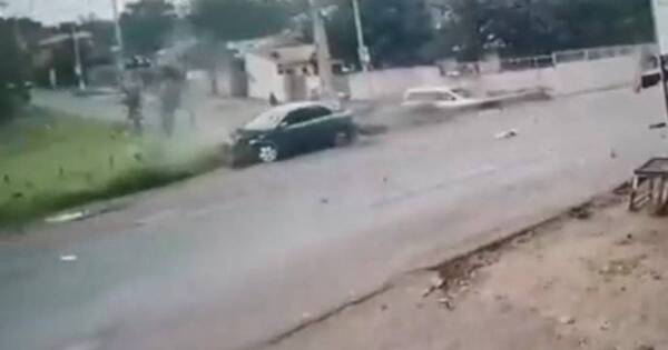 La Nación / Colectivo impactó brutalmente contra un automóvil en Villa Elisa