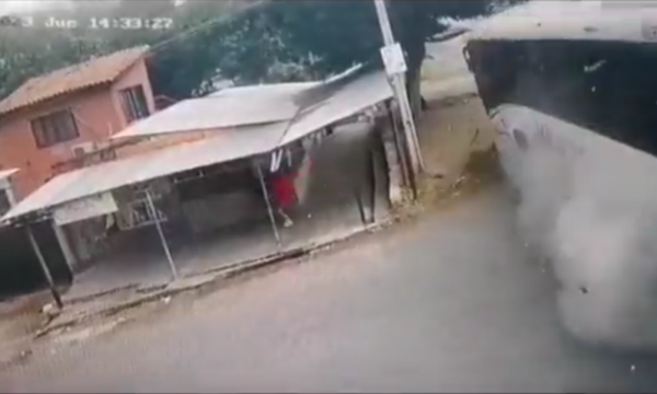 (VIDEO) Tremendo accidente que involucró a un colectivo y un rodado