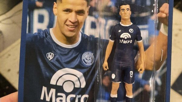 El delantero paraguayo Alex Arce tendrá su propio muñeco en Argentina