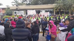 Una multitud se manifestó hoy frente a Yacyretá reclamando entrega de víveres - Economía - ABC Color
