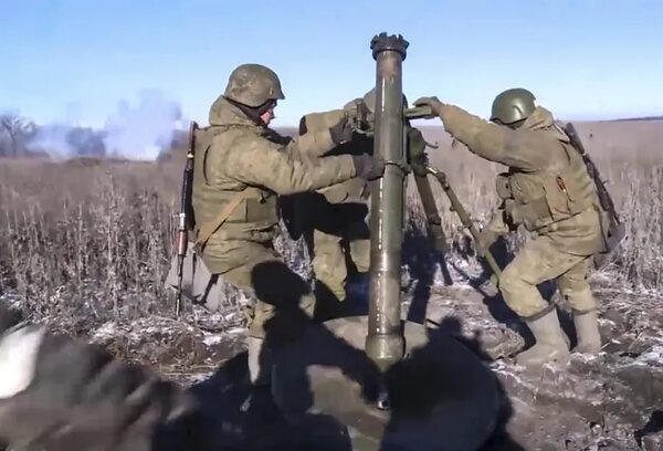 Rusia busca distraer a Kiev de su ofensiva con un despliegue masivo de tropas en el este - Mundo - ABC Color