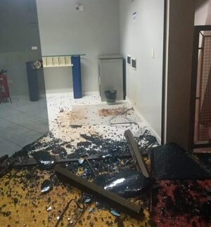 Delincuentes arrancaron y se llevaron un cajero automático en Los Cedrales - ABC en el Este - ABC Color
