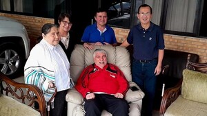 Fernando Lugo reapareció sonriente: recibió visita de su querida “maína”