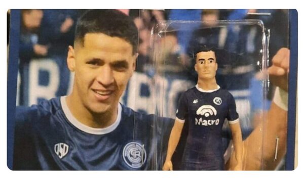 Jugador paraguayo es furor y tiene su propio muñeco