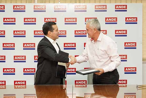 Nelson Cano firma convenio con la Ande para mejorar servicio en Hernandarias | DIARIO PRIMERA PLANA
