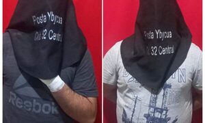 (VIDEO)Detienen a dos hombres por atacar a un pitbull a cuchillazos en su propia casa