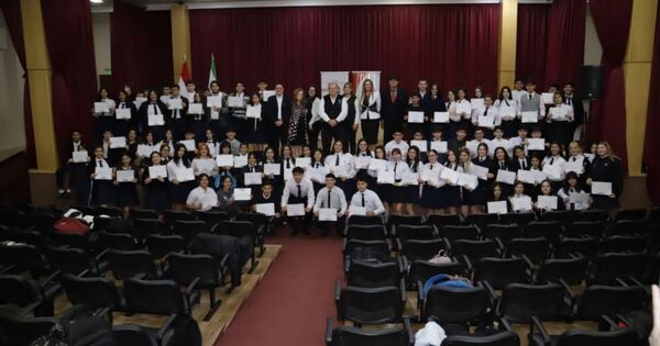 120 estudiantes de Encarnación recibieron certificados de pasantías