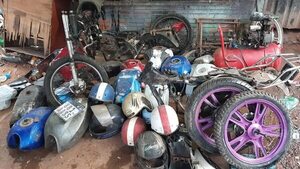 Hallan “cementerio” de vehículos tras allanar un desarmadero en Central - Policiales - ABC Color
