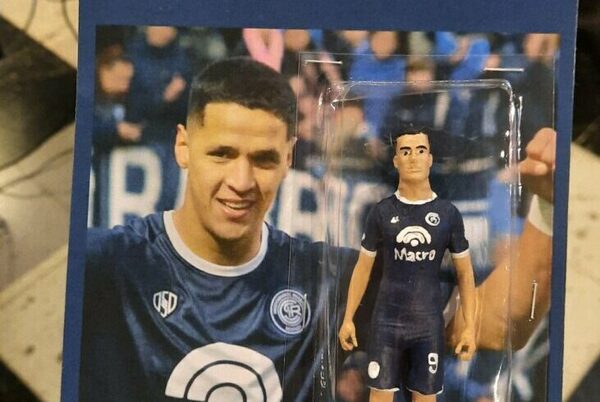 Versus / ¡Toda una sensación! Aparecen a la venta muñequitos con la imagen de Alex Arce
