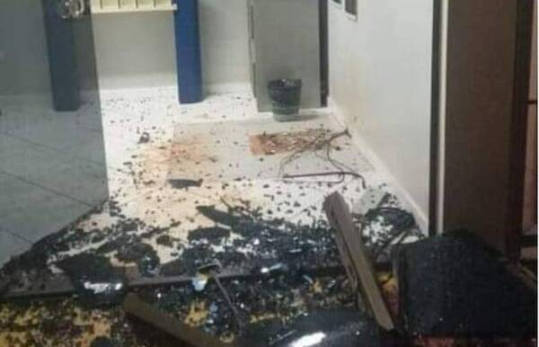 Llegaron entre 10 en camionetazas, reventaron un local y llevaron un cajero a 150 metros de comisaría