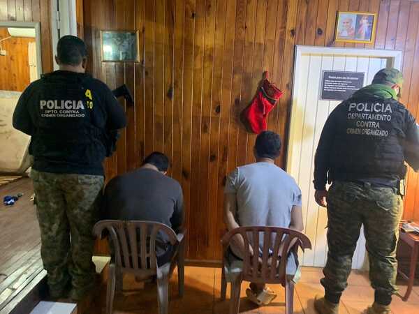 Agentes policiales arrestan a presuntos piratas del asfalto en Ciudad del Este
