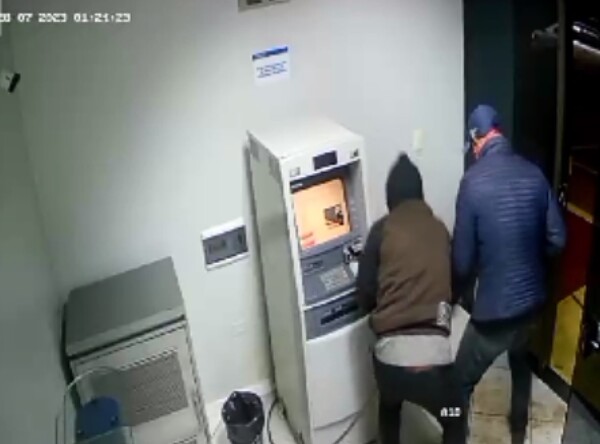 Delincuentes atan con un cabo un cajero automático y lo arranca del lugar - trece