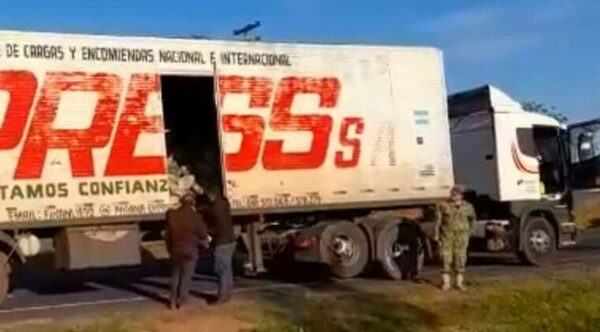 US$ 1,5 MILLÓN EN VINOS Y CARGA ELECTRÓNICA, EL BOTÍN DE BANDA QUE SUPLANTA A “DESCABEZADA” POR POLICÍA - Itapúa Noticias