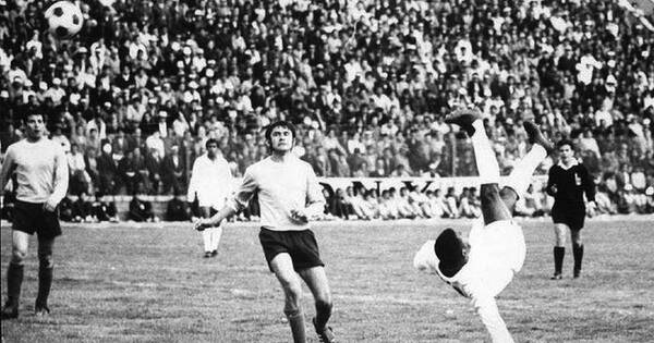 La Nación / Fue repatriado Eliodoro Luján, el crack que marcó a Pelé