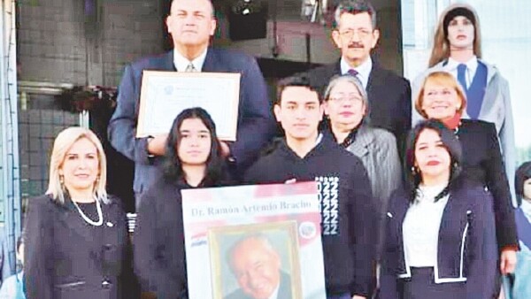 Acto de entrega de Al amigo un abrigo