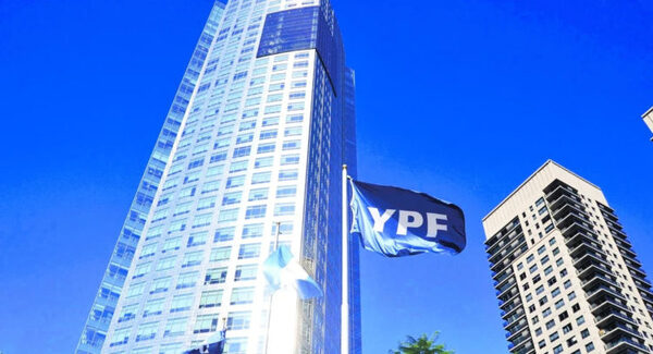 Argentina se juega unos US$ 16.000 millones por la expropiaci贸n de YPF en un tribunal de EEUU - Revista PLUS