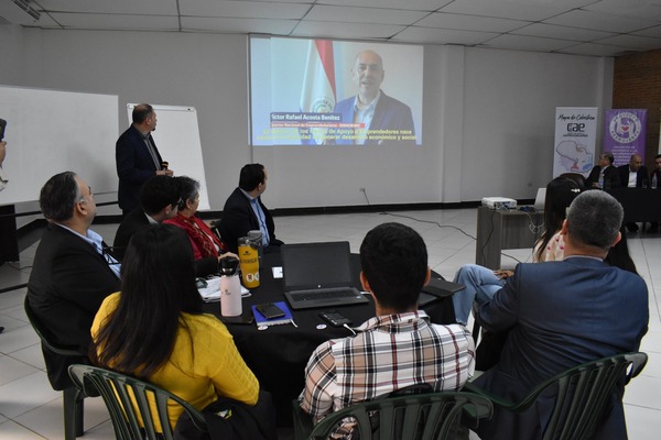 CAE del MIC reciben capacitación en educación financiera para mipymes - .::Agencia IP::.