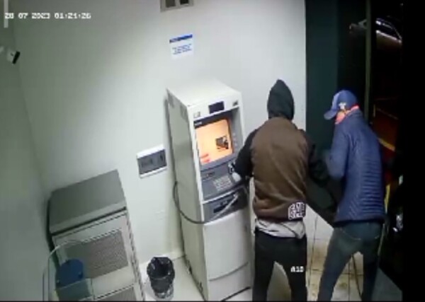 Alto Paraná: Asaltantes se llevan cajero automático de un local comercial - Unicanal