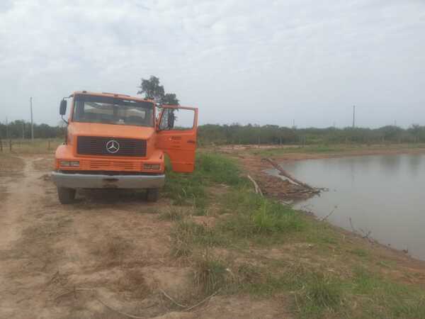 MOPC asiste con agua a familias indígenas Enxet