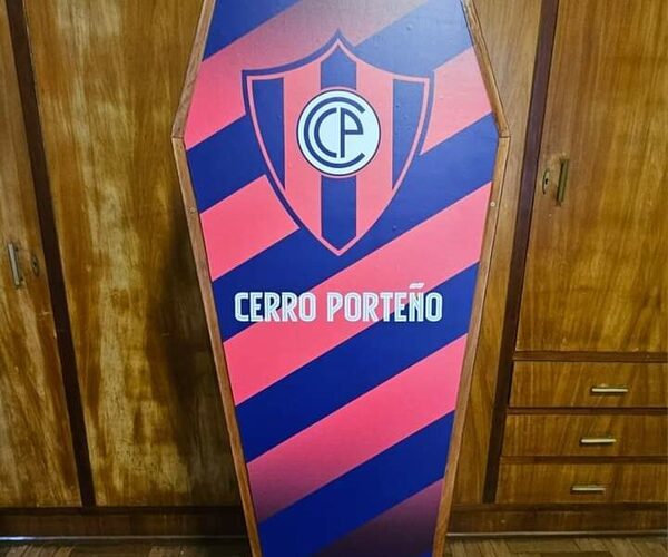 Crearon el ataúd azulgrana: “Me voy de Cerro hasta la tumba”