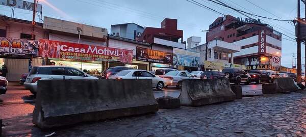 BLOQUES DE CEMENTO SE COLOCARON EN LA ZONA PRIMARIA DE ENCARNACIÓN PARA EVITAR ADELANTAMIENTOS - Itapúa Noticias