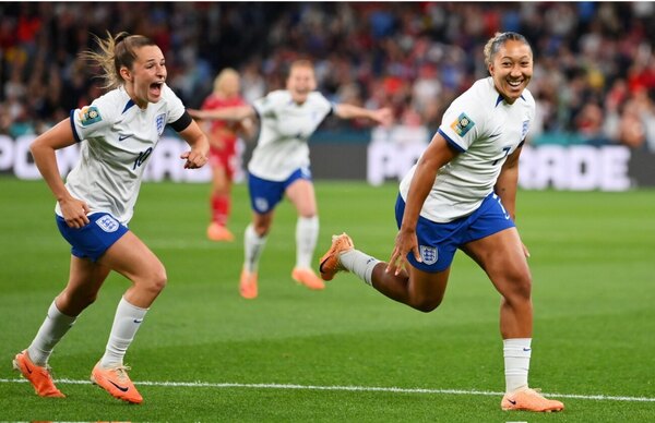 Versus / Inglaterra se acerca a los octavos del Mundial femenino tras vencer a Dinamarca