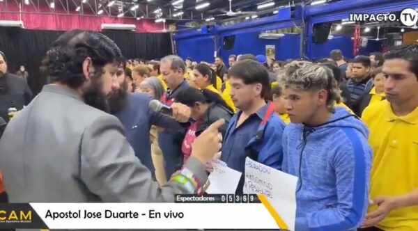 VIDEO – Pastor ‘libera’ a joven del ‘espíritu de motochorro’