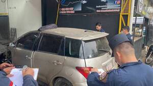 [VIDEO] ¡Socorro! Dejó su auto ensangrentado en el taller