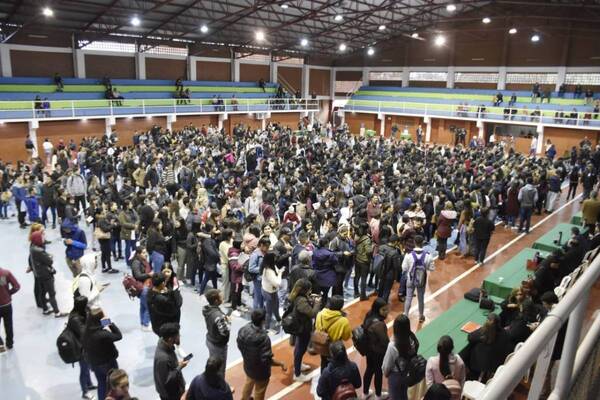 BECARIOS RECIBEN PRIMER DESEMBOLSO AÑO 2023 DEL PROGRAMA DE BECAS ENTIDAD BINACIONAL YACYRETÁ-GOBERNACIÓN DE ITAPÚA
