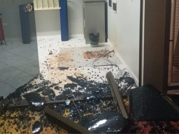 Entre seis y siete personas habrían robado un cajero en Alto Paraná | 1000 Noticias