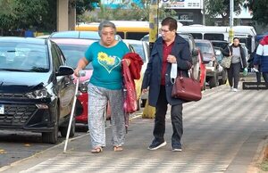 IPS: por falta de minibus, enfermos caminan para llegar al Hospital Central - Nacionales - ABC Color