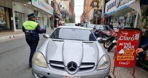 La Nación / Viral: alegando ser periodista, intentó evadir multa por estacionar en doble fila