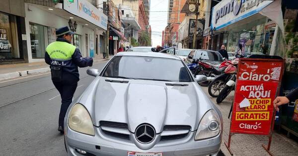 La Nación / Viral: alegando ser periodista, intentó evadir multa por estacionar en doble fila