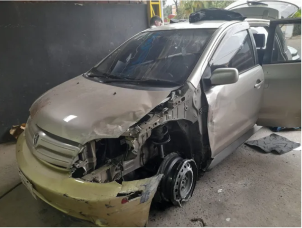 (AUDIO) Detienen a los dos extranjeros que andaban en auto sin ruedas
