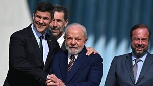 Santiago Peña defiende ante Lula renegociar el acuerdo sobre la presa de Itaipú