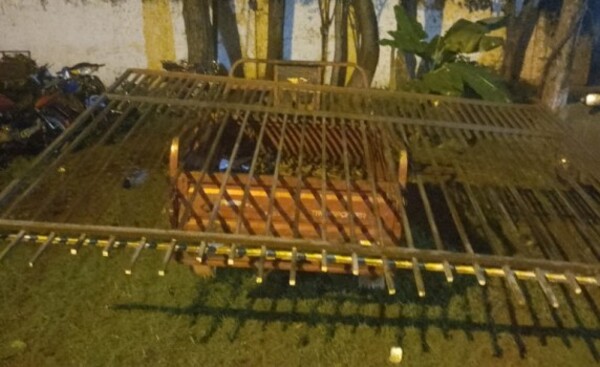 Joven detenido por hurto de portón en Minga Guazú