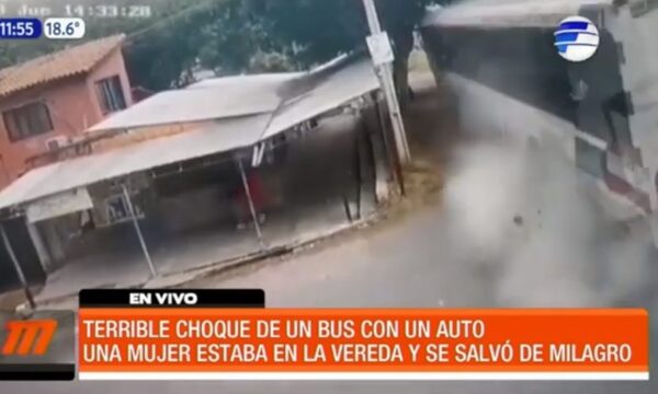 ¡Impactante! Terrible choque de un bus con un automóvil | Telefuturo
