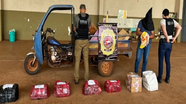 Supuesto reciclador transportaba en motocarro casi 100 kilos de marihuana rumbo a Brasil - Noticias Paraguay
