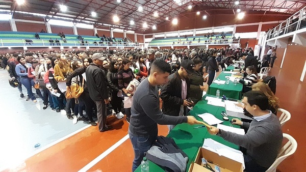 Jóvenes de Itapúa reciben el primer desembolso por becas universitarias