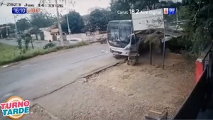 Brutal choque entre colectivo y un automóvil en Lambaré - Noticias Paraguay