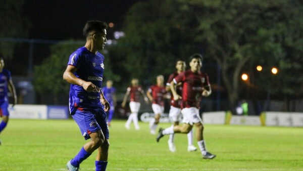 Pastoreo gana; Independiente y Santaní se pasan las manos