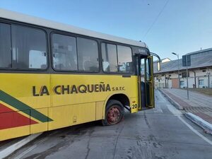 Fuerte choque entre un colectivo y un auto en zona del Puerto de Asunción - Nacionales - ABC Color