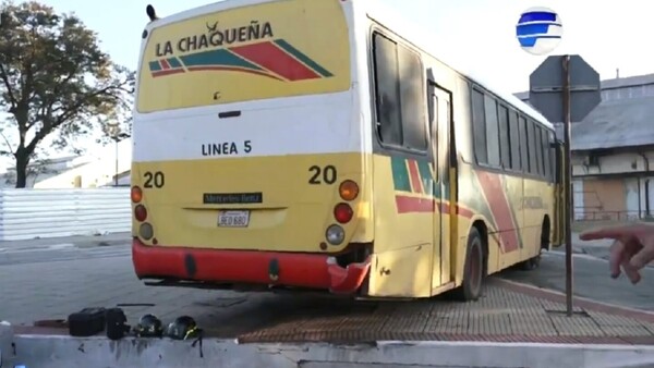 Violento choque entre colectivo y un auto en el centro de Asunción, una mujer queda herida