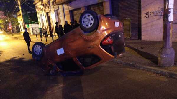 Conductor de plataforma pierde el control, choca contra otro vehículo y termina volcando